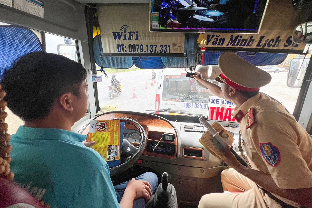 Tuyên truyền giao thông trực tiếp cho hơn 50 lái xe, phụ xe